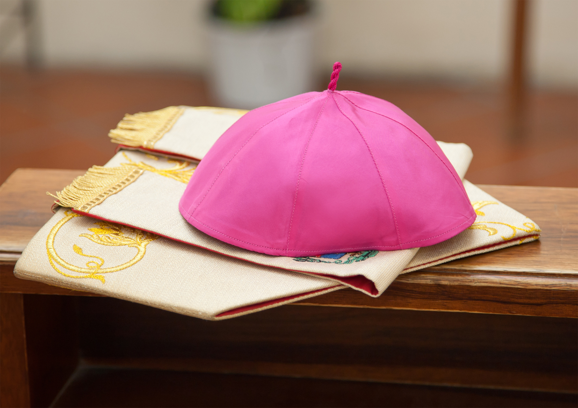 solideo violeta sobre una mitra episcopal en alusión al Sínodo de los Obispos. Domingo XXVII de Tiempo Ordinario