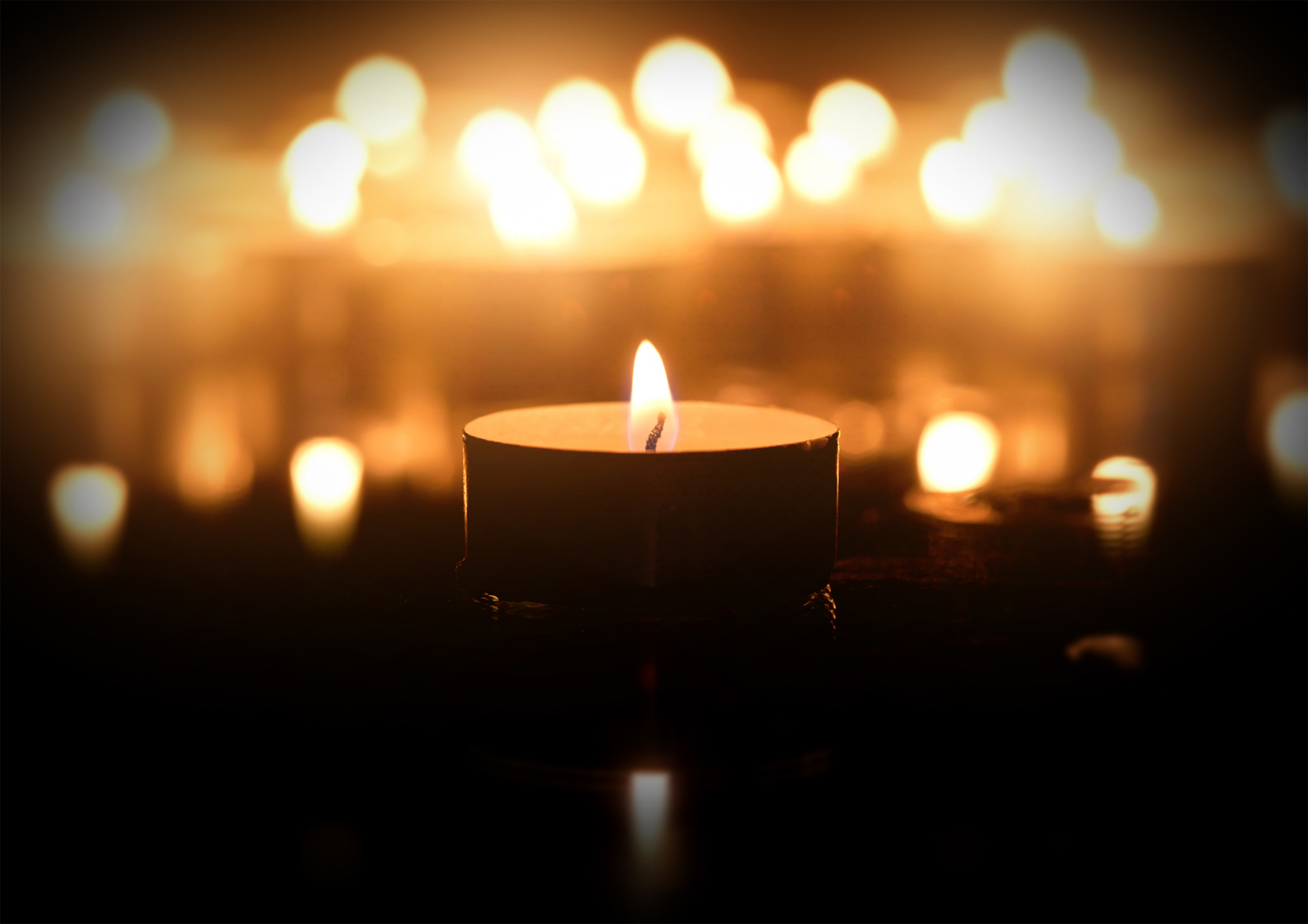 vela que ilumina en medio de la oscuridad