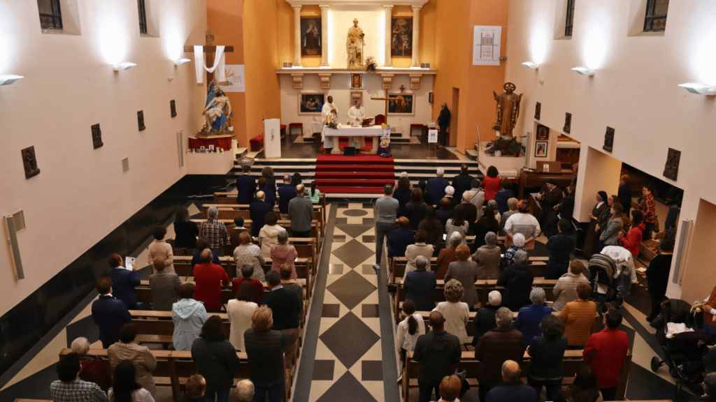 Interior de la parroquia de San José obrero de Segovia durante una celebración
