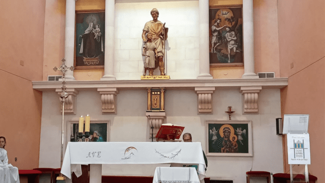 Altar mayor de la iglesia de San José Obrero de Segovia durante una celebración