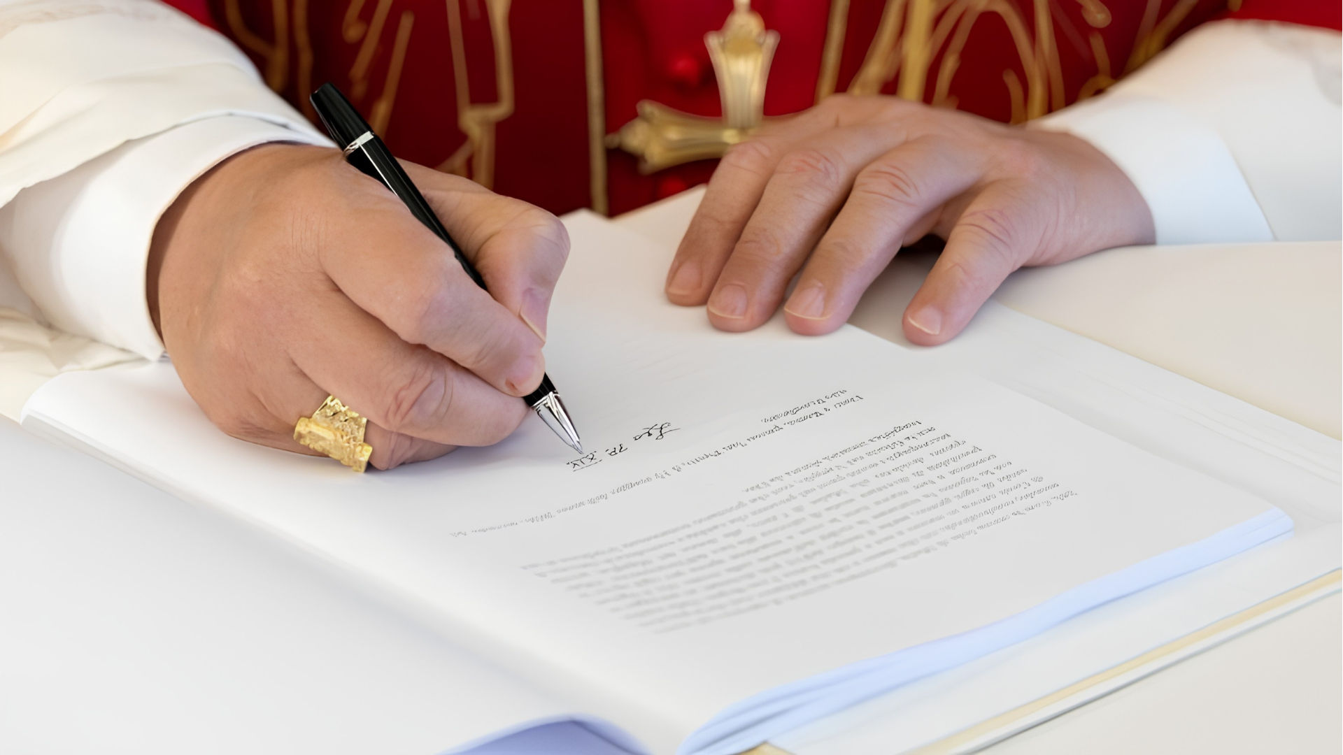 El papa León XIV rubrica la primera encíclica de su pontificado, 'Magnifica humanitas'